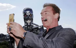 لماذا قاد «آرنولد شوارزنيغر» دبابة عسكرية ؟ (فيديو)