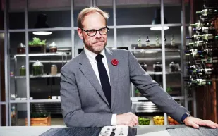 درس لا يُنسى عن المال تعلمه الطاهي الشهير ألتون براون في عمر الخامسة 