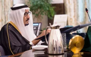خادم الحرمين يترأس جلسة الوزراء من «نيوم»
