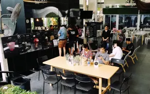 طقوس غريبة داخل مقهى الموت في بانكوك تايلاند