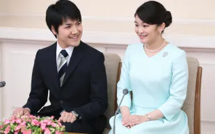 الديون وخروجها من الإمبراطورية.. كوارث تؤجل زفاف الأميرة اليابانية.. فهل يصمد الحب؟