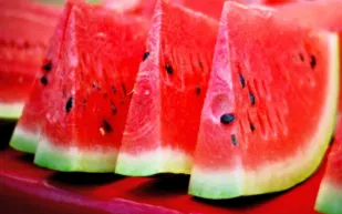 مع ارتفاع حرارة الصيف.. تناول هذه الأطعمة للتخفيف من تأثيرها وإنعاش جسمك