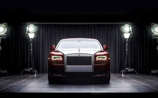 سيارة رولز رويس جوست تتلألأ بالألماس (فيديو)