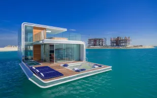 أول منزل عائم من الداخل في دبي (فيديو)