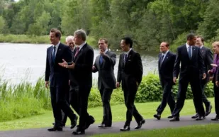 لماذا يقرر أشهر القادة إجراء اجتماعاتهم سيراً على الأقدام؟