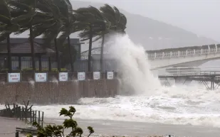 لقطات مروعة لإعصار" مانكوت" في الصين بعد تدميره الفلبين ( فيديو)