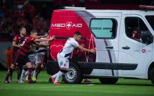 لاعبون يدفعون عربة إسعاف تعطلت بالملعب! (فيديو)