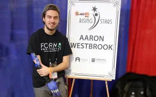 كيف دفعت ولادة آرون ويستبروك بيد واحدة لتأسيس شركة لصناعة الأطراف الاصطناعية؟