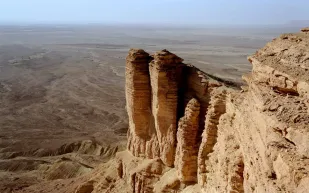 "حافة العالم".. طبيعة سعودية أقرب إلى الخيال