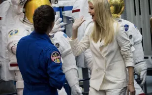 ماذا فعلت إيفانكا ترامب بعد مغازلة رائد فضاء روسي لها؟ (فيديو)