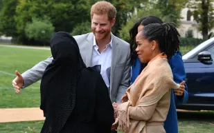 الأمير هاري يتعرض لموقف محرج بسبب قبلة محجبة (فيديو)