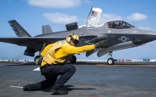 تحطم الطائرة الأغلى في التاريخ بعد أولى طلعاتها القتالية! (فيديو)