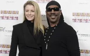 «إيدي ميرفي» يعلن خطبته مع انتظار طفله العاشر (صور)