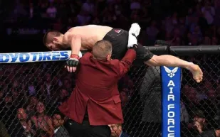 بعد معركة النزال الأعظم.. تعرف على أشهر اشتباكات الأبطال خارج الحلبة (فيديو)