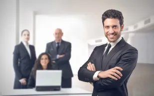 مفتاح النمو الوظيفي.. أحِط نفسك بمن يدفعك إلى الأمام