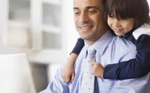 حتى لا تخسر أحدهما.. كيف تنظم وقتك بين الأبوة والعمل؟