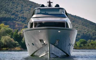 «SX76».. يخت إيطالي فاخر بتصميم الجسر الطائر (فيديو)