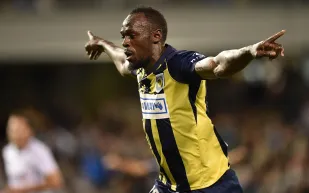 الأندية الأوروبية تلاحق أسرع رجل في العالم (فيديو)