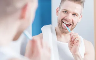 لا تفسد إطلالتك الأنيقة.. 6 طرق فعالة لتبييض الأسنان في المنزل