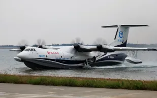 لحظات تاريخية  لإقلاع أكبر طائرة برمائية في العالم (فيديو)