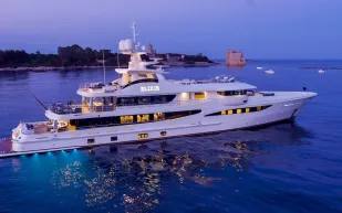 «ELIXIR».. يخت فاخر بقاعة سينما وبطول 55 مترًا (فيديو)