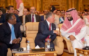 مشاهد عفوية لولي العهد الأمير محمد بن سلمان في دافوس الصحراء (فيديو)