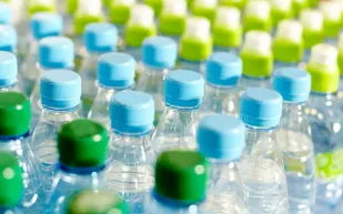 دراسة صادمة.. البلاستيك يدخل جسم الإنسان مع الغذاء دراسة صادمة.. البلاستيك يدخل جسم الإنسان مع الغذاء