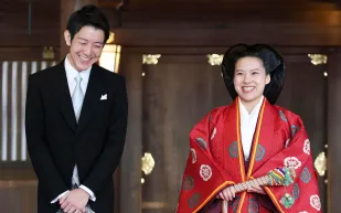 الحب يهزم سلطان العرش.. أميرة يابانية تتزوج من العامة وتخسر لقبها (صور)