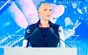 منح "صوفيا" السعودية أول "فيزا-روبوت" في العالم (فيديو)