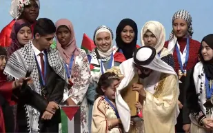 موقف إنساني.. شاهد ماذا فعل الشيخ محمد بن راشد مع طفلة مغربية (فيديو)