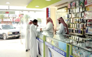 بعد عامين على قرار توطينه.. قطاع الاتصالات يكتسي بالأخضر