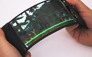 أول هاتف قابل للطي في العالم يحرج هواوي وسامسونغ وأبل (فيديو)