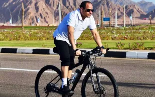 فيديو| «السيسي» على متن دراجة في شرم الشيخ