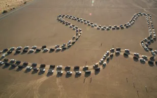 «نيسان» تدخل موسوعة جينس بأكبر رقصة سيارات في العالم (فيديو)