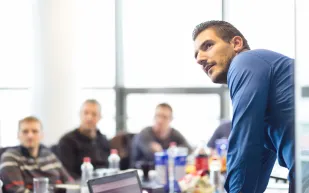 شركة تعاقب موظفيها بطرق مقززة.. أكل الصراصير إحداها