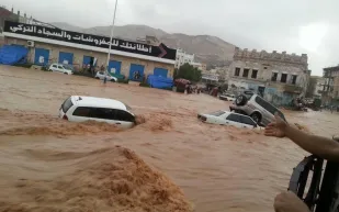 فيديو: سيول على مناطق متفرقة بالمملكة.. والأرصاد تحذر المواطنين: الطقس سيئ