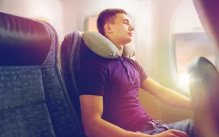 عليك الحذر منها.. تعرف على مخاطر النوم أثناء إقلاع وهبوط الطائرة