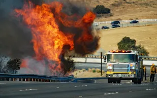 شاهد | حرائق كاليفورنيا تحول الطرق السريعة إلى جحيم لا ينطفئ