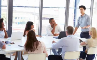 ليس مفيدًا ولا صحيًا دائمًا.. 3 آثار سلبية للاعتذار على شركتك