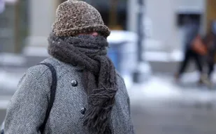 تشعر ببرودة الأطراف باستمرار؟.. انتبه قد يكون مؤشرا لهذه الأمراض