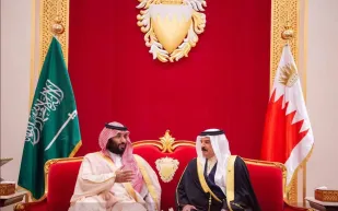 لقطات من زيارة الأمير محمد بن سلمان إلى البحرين.. كيف استقبله العاهل البحريني؟ 