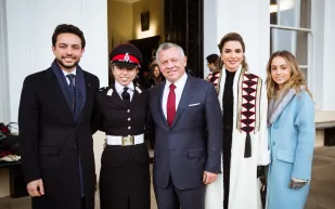 صور: ملك الأردن يحضر حفل تخرج ابنته 