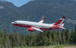 في أول استخدام لها.. "بوينغ 737" تُظهر كفاءة عالية في إطفاء حرائق الغابات (فيديو)