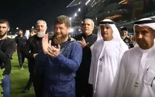 شاهد | حماسة رئيس الشيشان بعد تفوق حصانه على فرس ولي عهد دبي بالإمارات