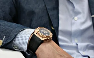 آسره عشق للساعات الفاخرة فقرر إنشاء نادي حصري لعشاقها من العرب (فيديو)