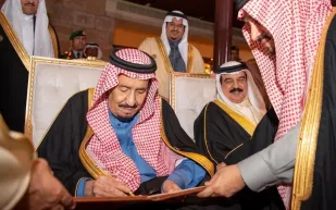 خادم الحرمين يفتتح حي الطريف التراثي.. وهذا الملك يشاركه في رقصة العرضة بالرياض