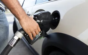 لماذا يختلف مكان باب خزان الوقود من سيارة إلى أخرى؟