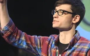 كيف تحول أليكس كلاين من عالم الصحافة لصاحب واحدة من أكبر شركات التكنولوجيا؟