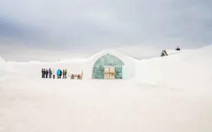 يصور عالمًا جذابا تحت الماء.. "Icehouse 29th" فندق الجليد  في السويد (صور)