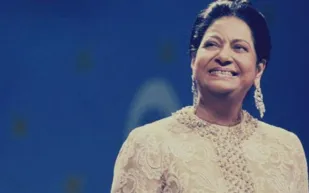 شاهد| أم كلثوم تعود للحياة على أحد مسارح السعودية  (فيديو)